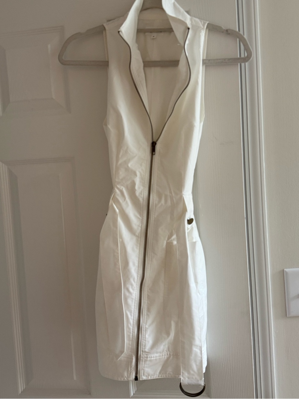 superdown White Sleeveless Zip Dress